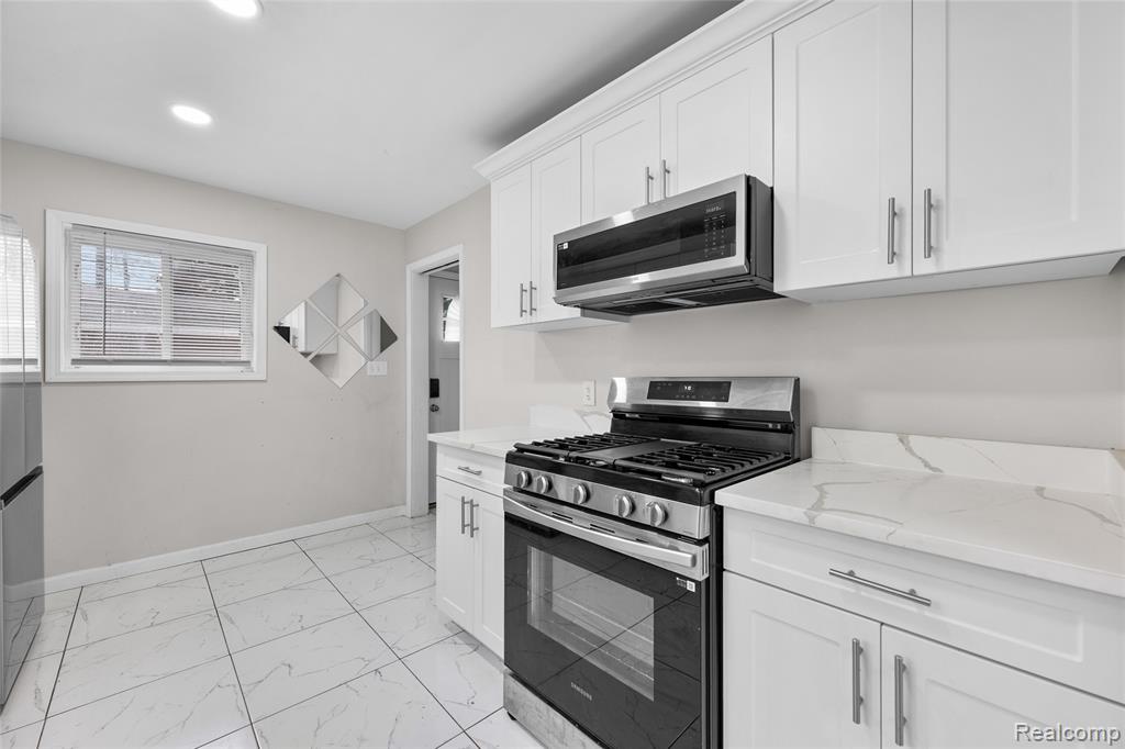 8539 Salem Lane, Dearborn Heights, MI 48127 — Photo 13