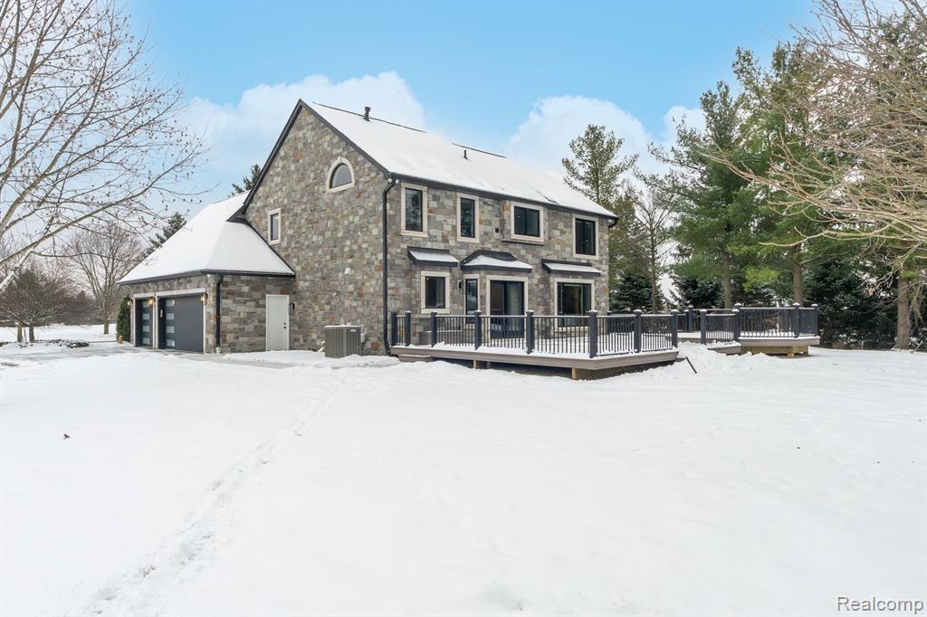 8484 SADDLEWOOD Drive, Brighton, MI 48116 — Photo 2