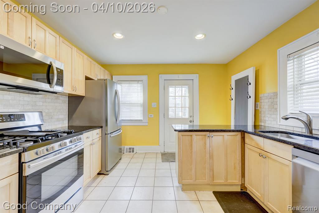 502 E LEWISTON Avenue, Ferndale, MI 48220 — Photo 16