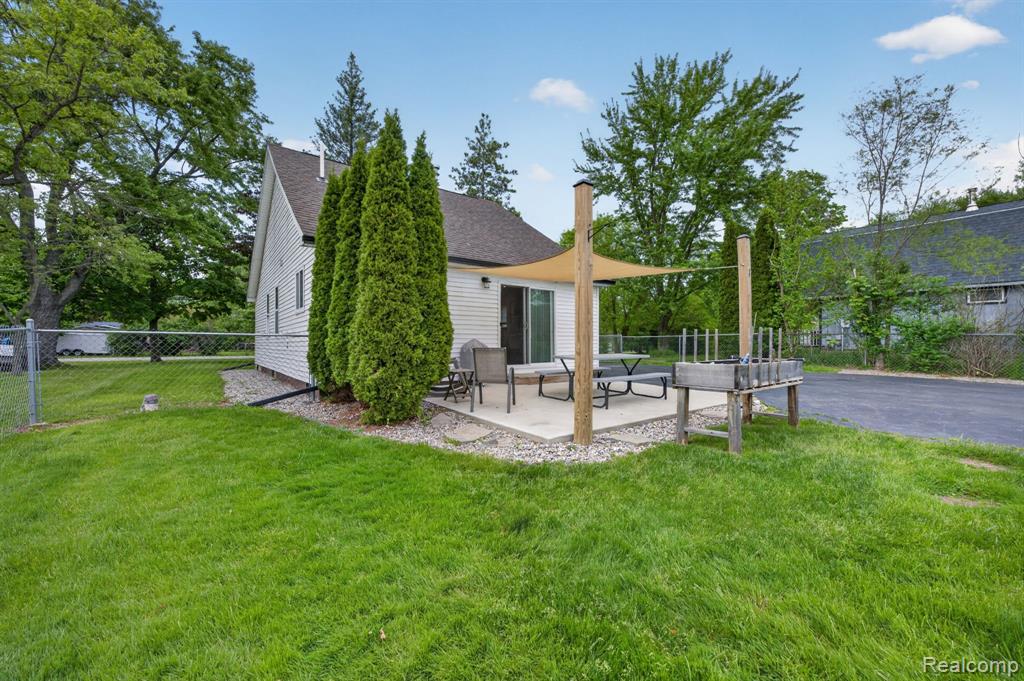 6354 Lapeer Road, Burton, MI 48509 — Photo 32