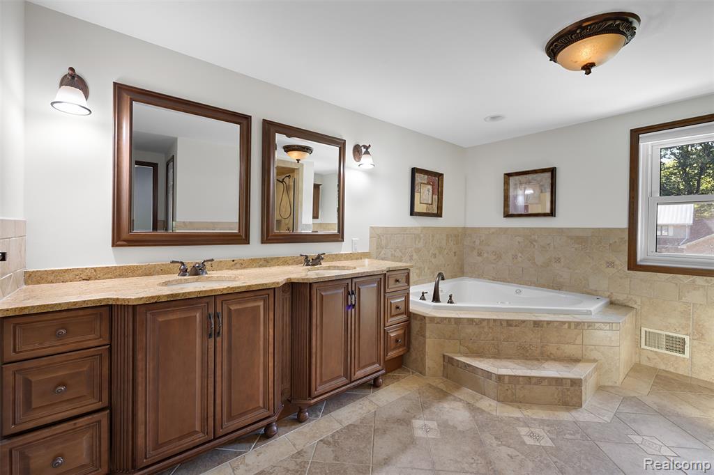 8830 Voigt Avenue, Grosse Ile, MI 48138 — Photo 27