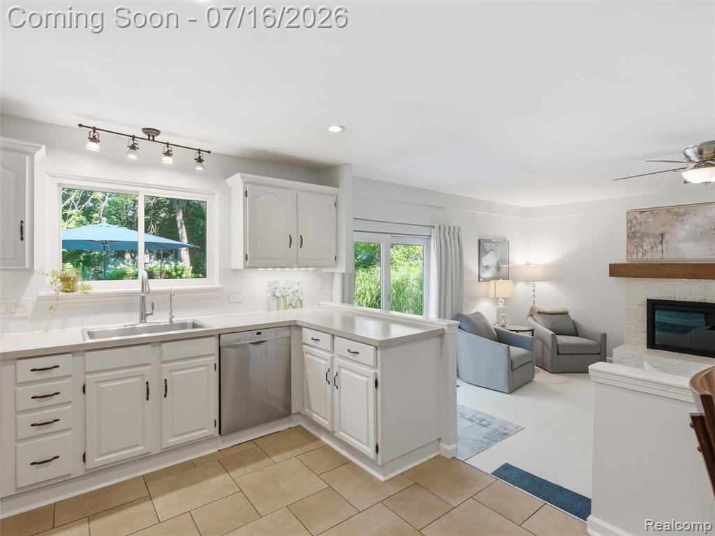 6229 Sandshores Drive, Troy, MI 48085 — Photo 6