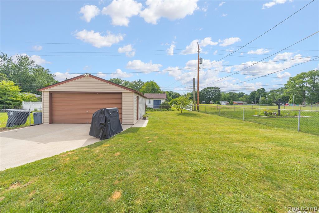9085 Deering Street, Livonia, MI 48150 — Photo 33