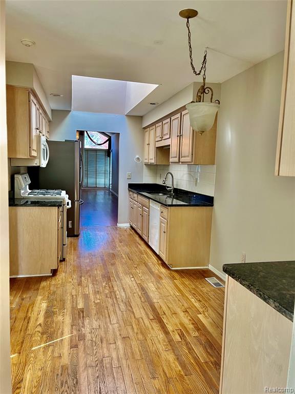 48421 Milonas Drive, Shelby Twp, MI 48315 — Photo 16