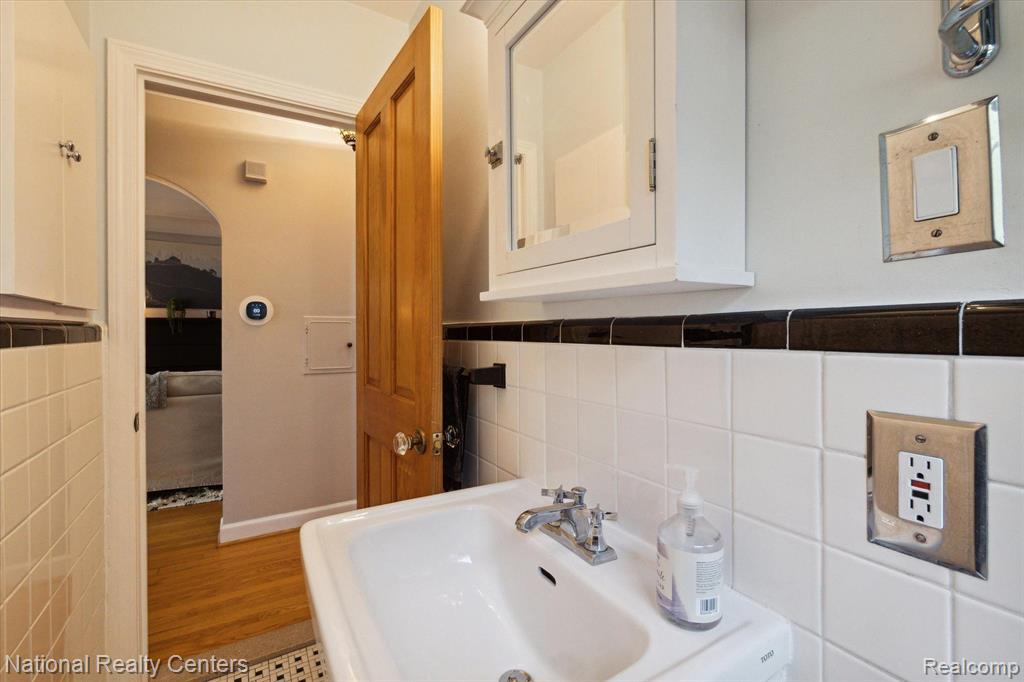 913 ORCHARD GROVE Drive, Royal Oak, MI 48067 — Photo 17