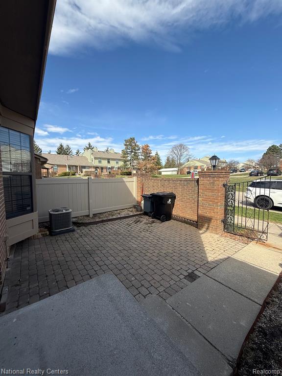 38959 COUNTRY Circle, Farmington Hills, MI 48331 — Photo 4