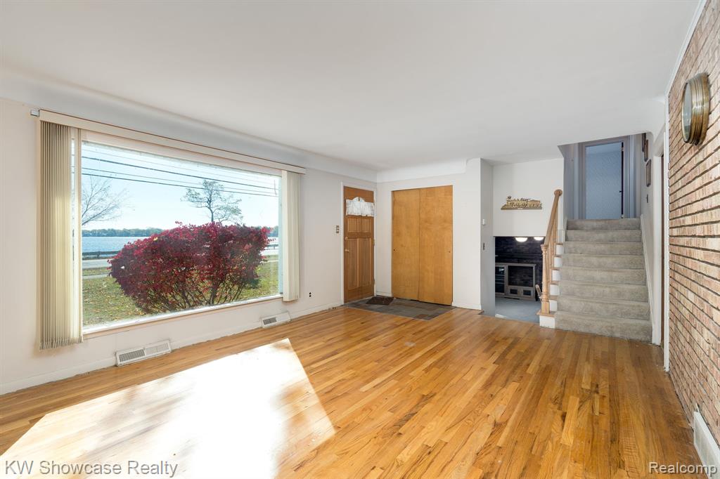 5274 Cooley Lake Road, Waterford, MI 48327 — Photo 17