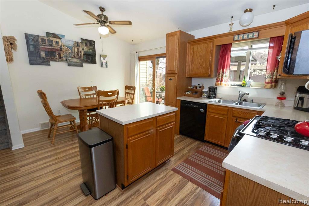 5685 S Aylesbury Drive, Waterford, MI 48327 — Photo 16