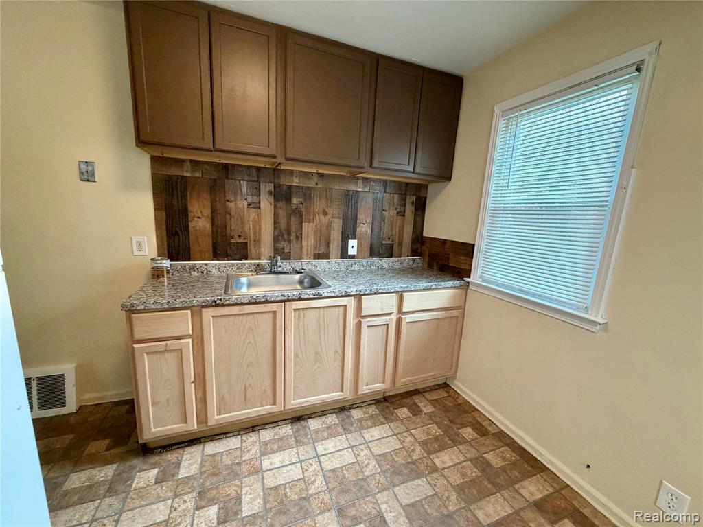 7744 Asbury Park, Detroit, MI 48228 — Photo 7