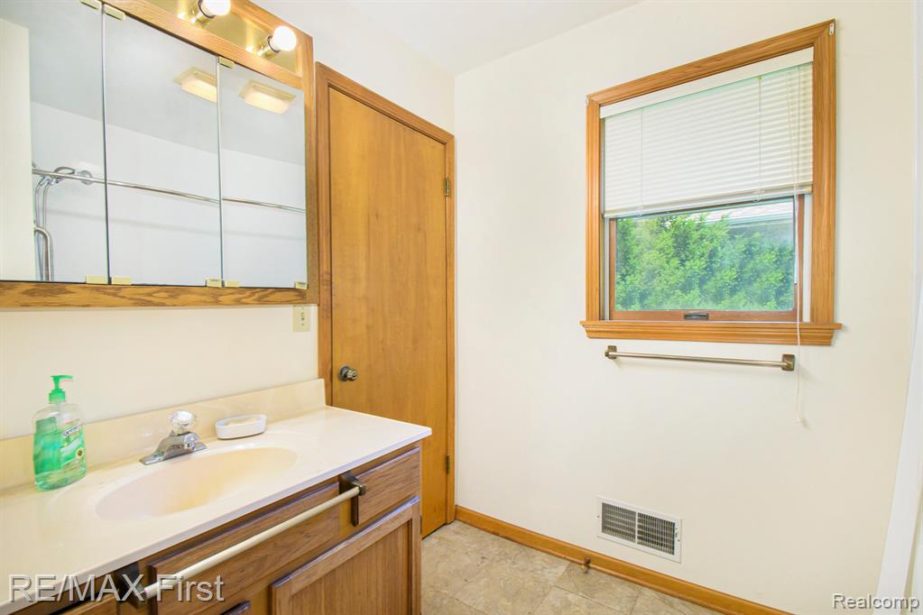 609 W Harris Street, Charlotte, MI 48813 — Photo 15