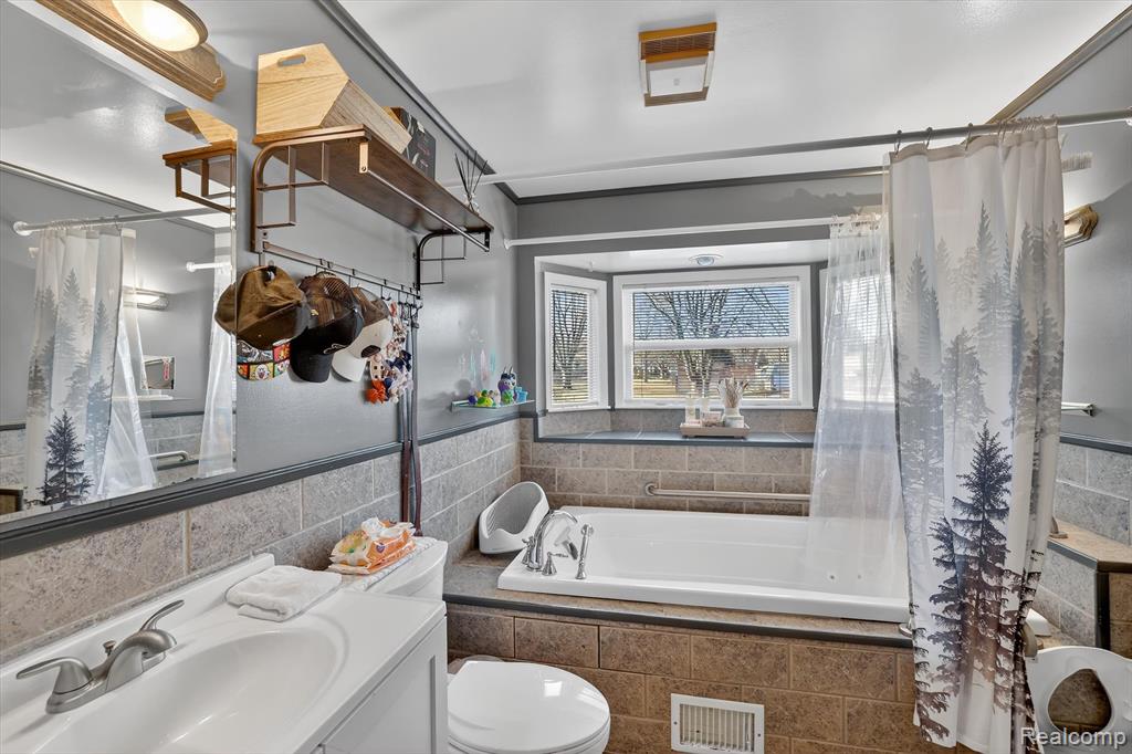 516 Sunnyslope Drive, Flushing, MI 48433 — Photo 9