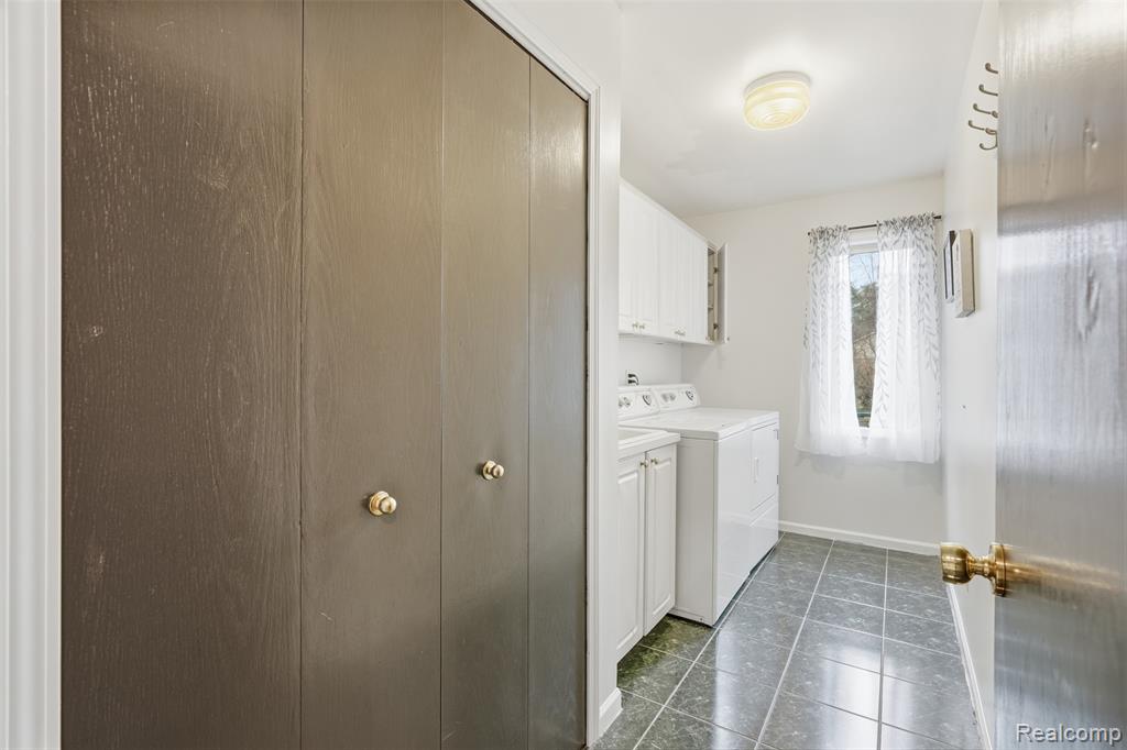 42739 Pond View Drive, Sterling Heights, MI 48314 — Photo 23