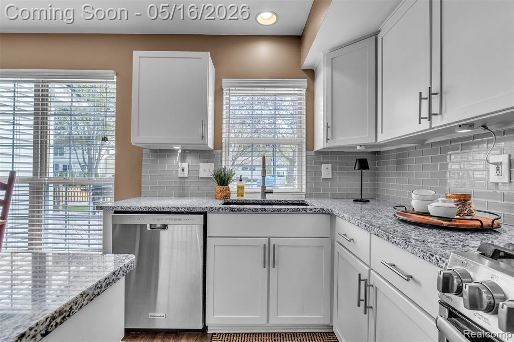 944 S Parkwood Drive, South Lyon, MI 48178 — Photo 11