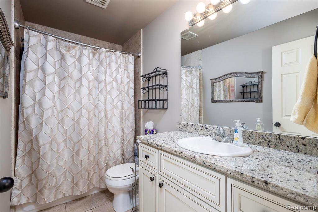 5687 GREGORY Drive, Utica, MI 48317 — Photo 25