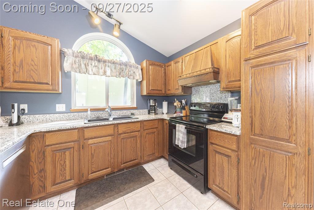704 Grand Court, South Lyon, MI 48178 — Photo 8