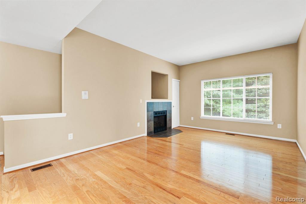 5379 Twin Oaks Drive, Sterling Heights, MI 48314 — Photo 11