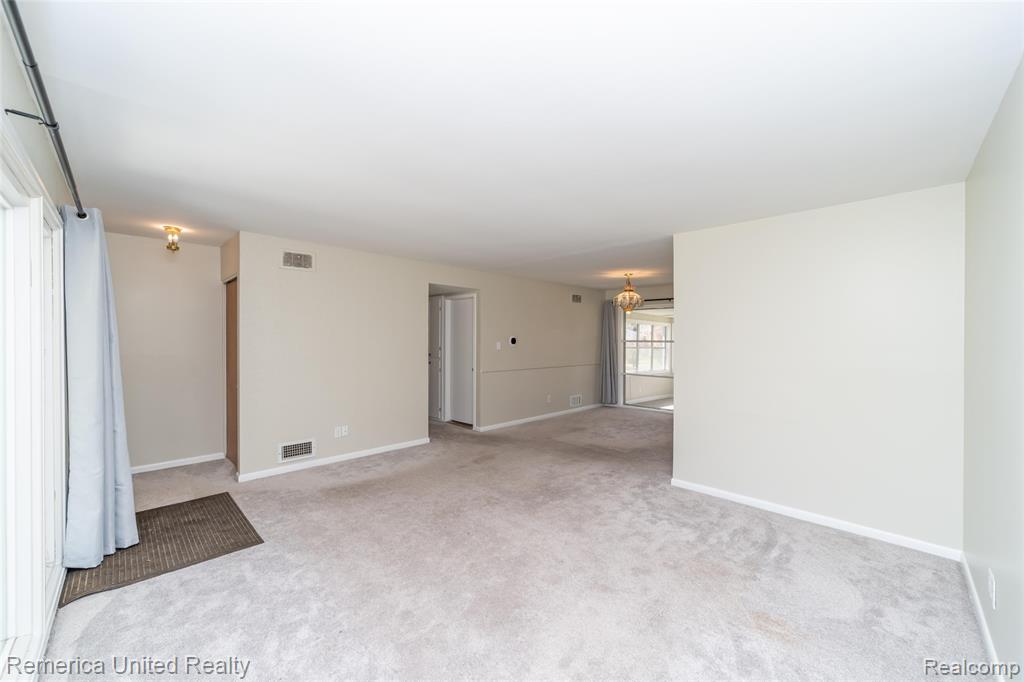 945 N Commerce Road, Commerce Twp, MI 48382 — Photo 8