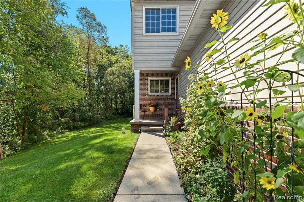 10484 Northvalley Court, Hartland, MI 48353 — Photo 38