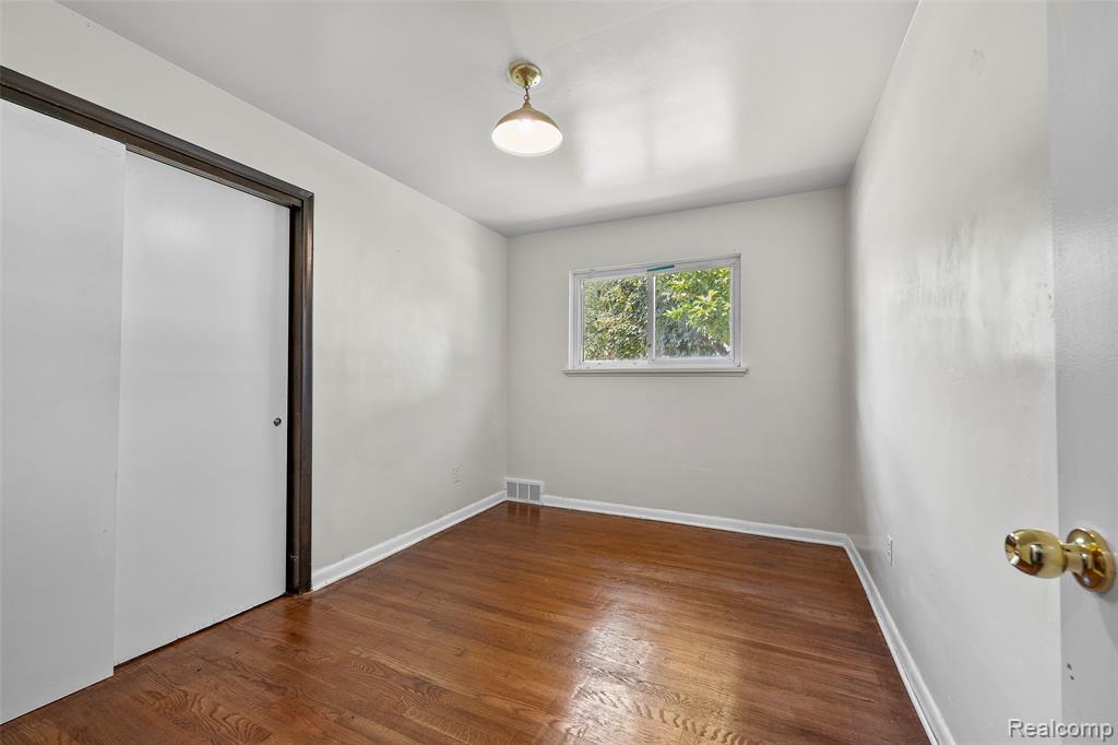 8630 N Evangeline Street, Dearborn Heights, MI 48127 — Photo 17