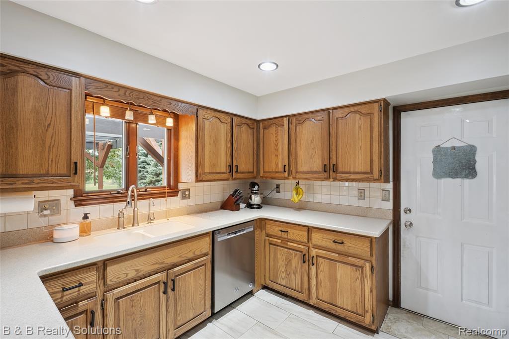 54675 Romeo Plank Road, Macomb, MI 48042 — Photo 16