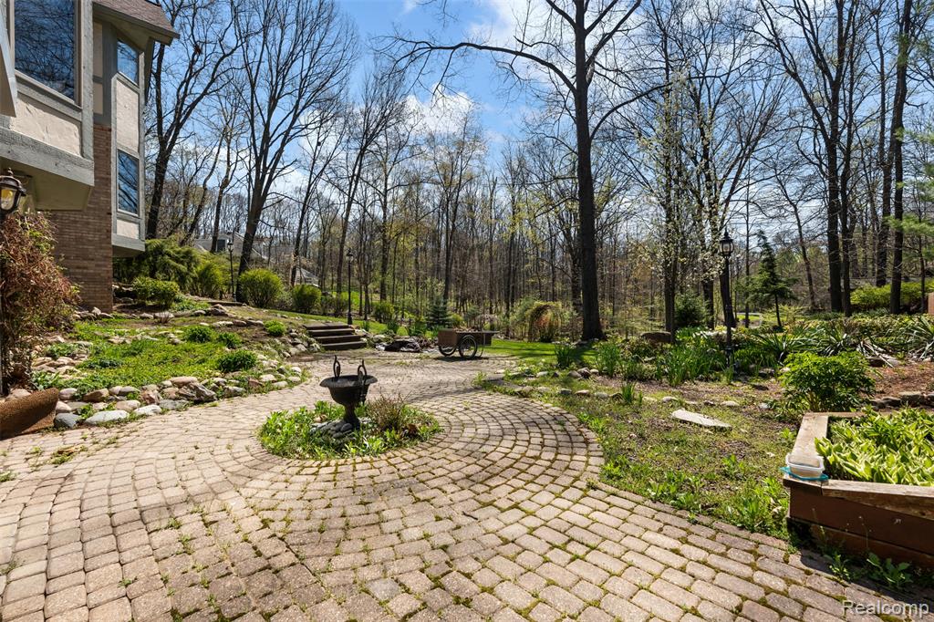 561 Valley Drive, Milford, MI 48381 — Photo 48
