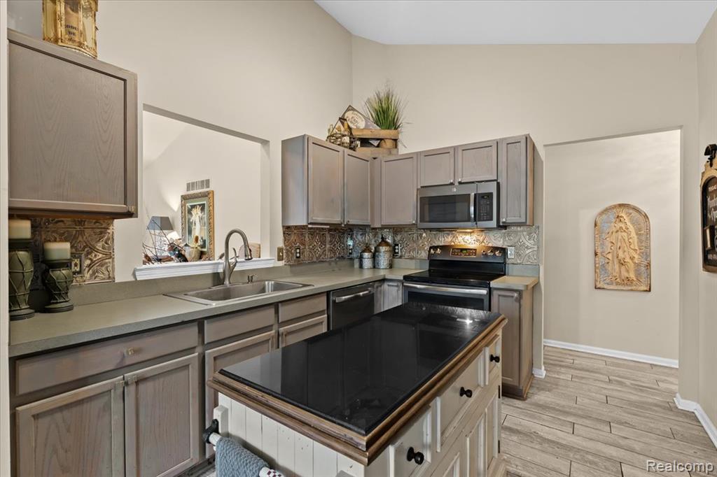 5352 Pine Needle Drive, Grand Blanc, MI 48439 — Photo 9