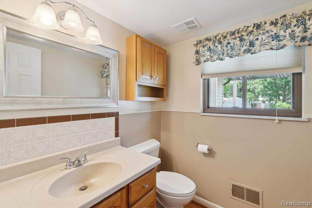 6169 Barker Circle, Waterford, MI 48329 — Photo 20