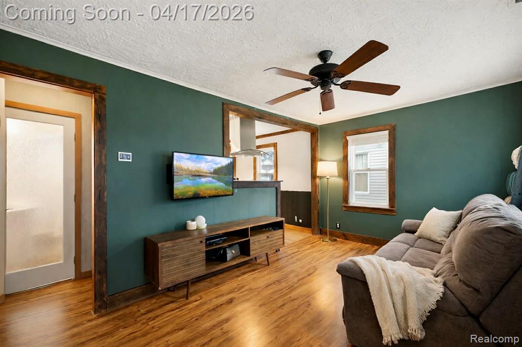 569 E Guthrie Avenue, Madison Heights, MI 48071 — Photo 2