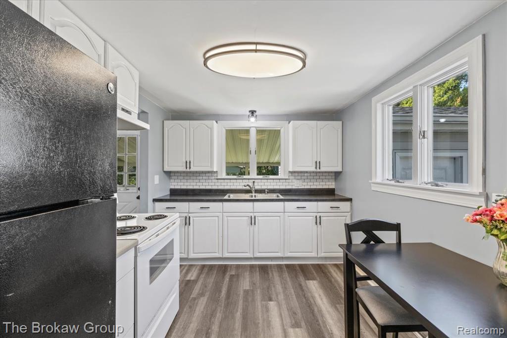 6088 Surrey Lane, Burton, MI 48519 — Photo 8