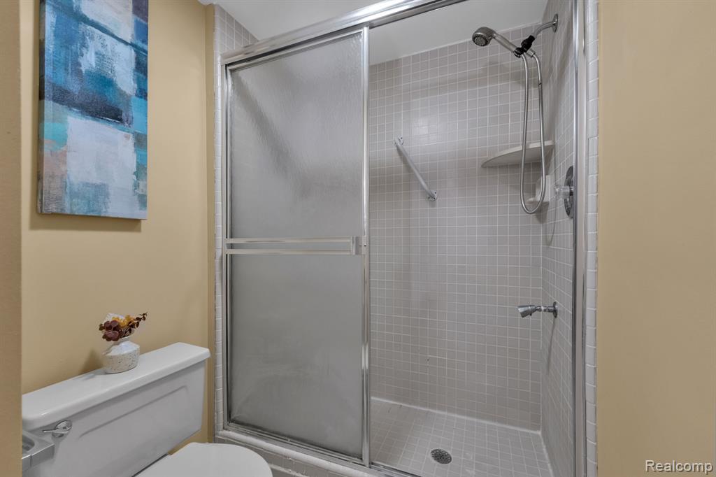 7258 Creeks Bend Court, West Bloomfield, MI — Photo 38