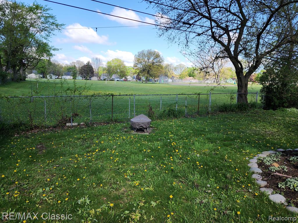 621 SYMES Avenue, Royal Oak, MI 48067 — Photo 45