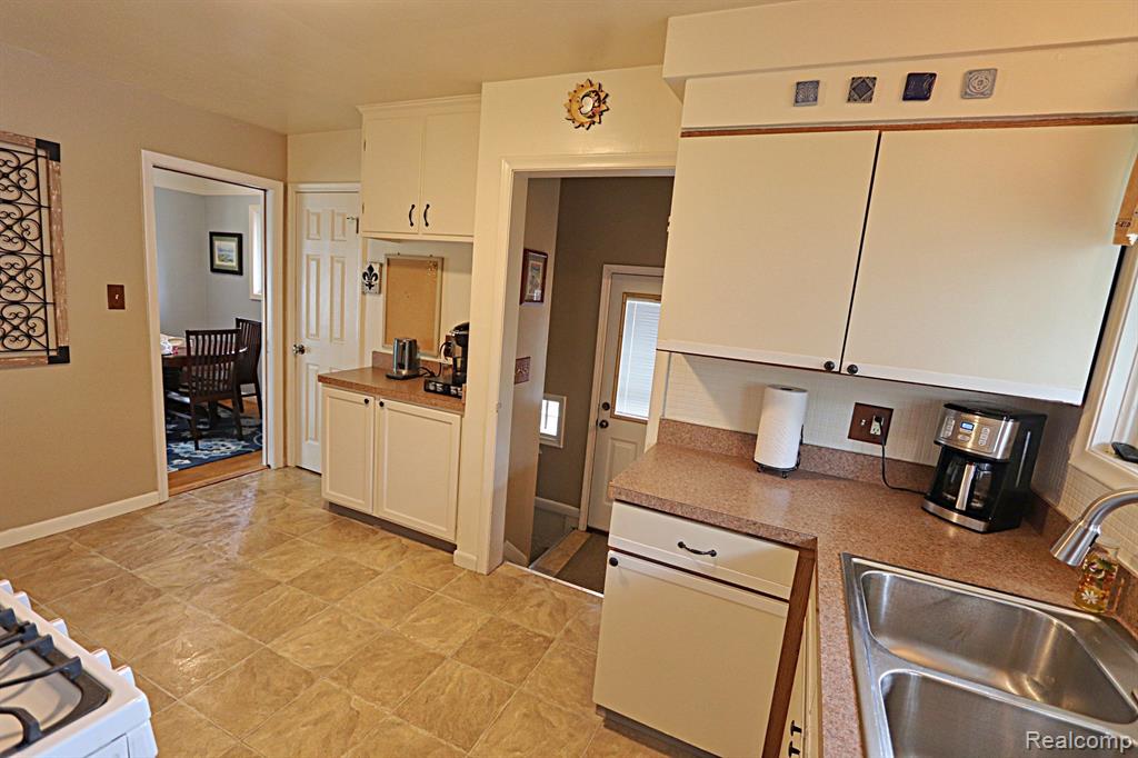 8554 WINSTON Lane, Dearborn Heights, MI 48127 — Photo 9