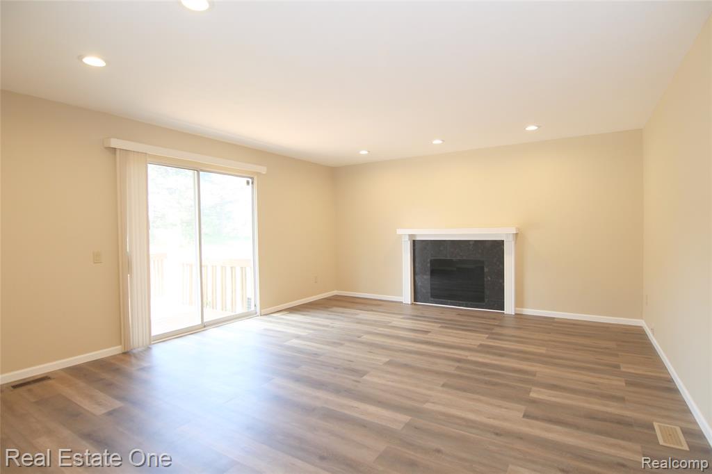5590 GREENBRIAR Drive, West Bloomfield, MI — Photo 17