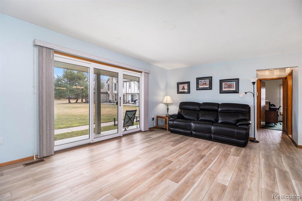 49593 LAUREL HEIGHTS Court, 87, Shelby Twp, MI 48315 — Photo 4