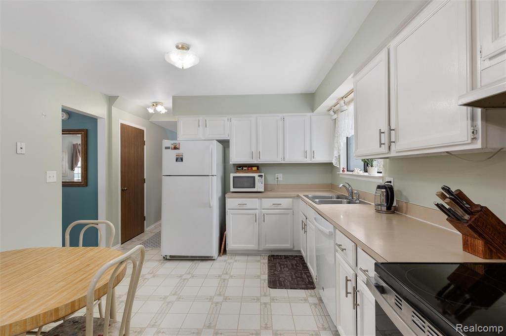 5695 CAREN Drive, Ypsilanti, MI 48197 — Photo 13