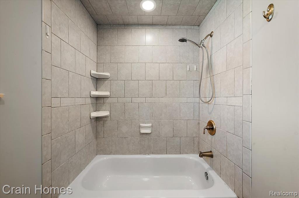 39648 Parklawn Drive, Sterling Heights, MI 48313 — Photo 34