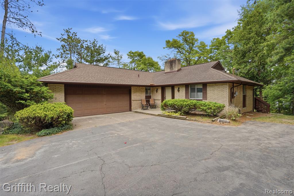 10646 Kenicott Trail, Brighton, MI 48114 — front exterior