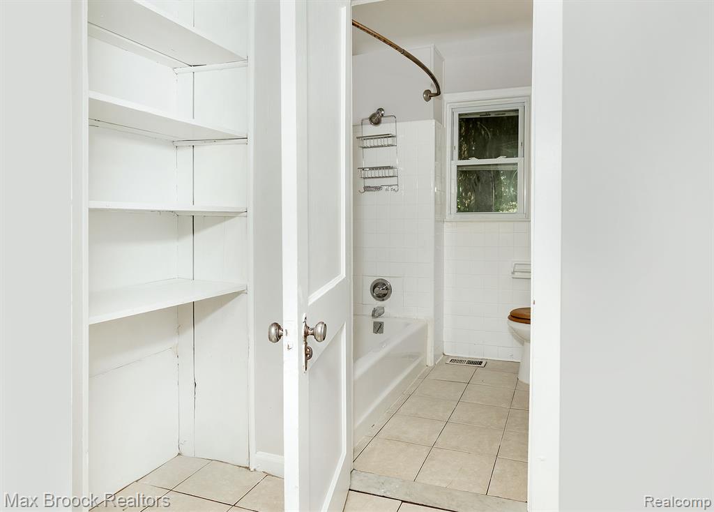 594 ANDRESEN Court, Hazel Park, MI 48030 — Photo 11