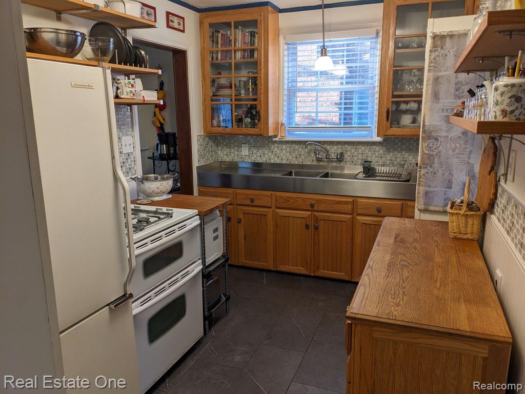 921 MAYBURN Street, Dearborn, MI 48128 — Photo 13