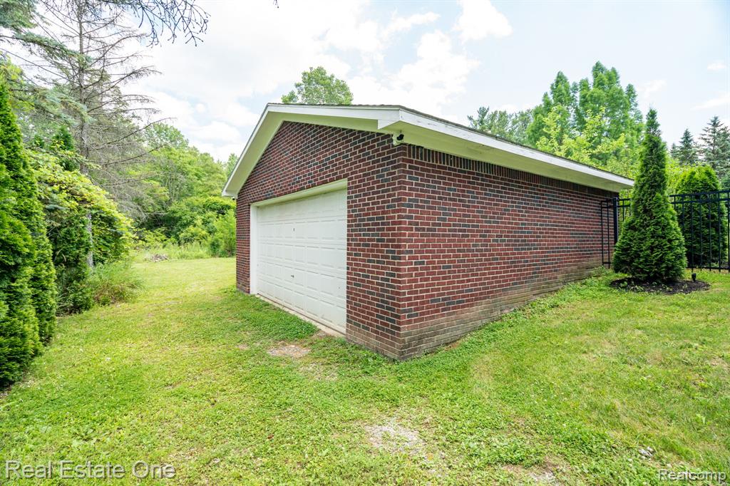 6120 EVANSWOOD Road, Troy, MI, 48085