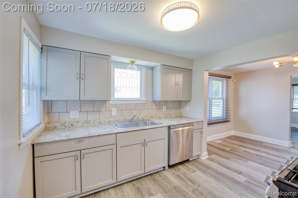 5660 Kingston Street, Dearborn Heights, MI 48125 — Photo 15