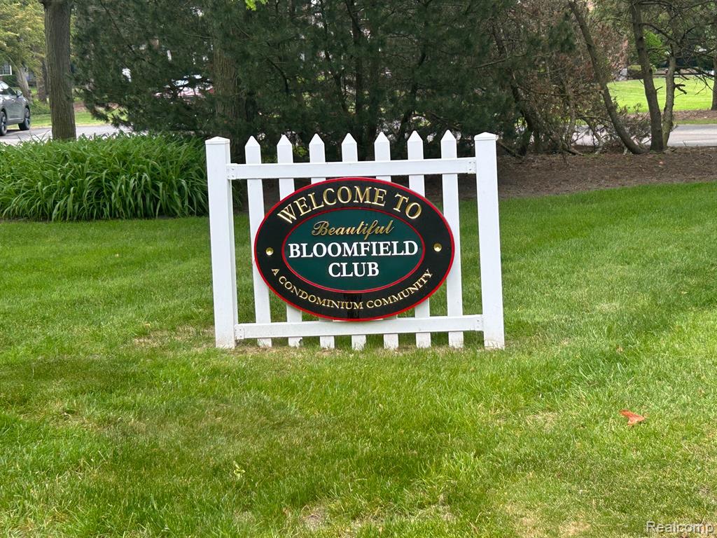 595 E FOX HILLS Drive, Bloomfield Hills, MI 48304 — Photo 33