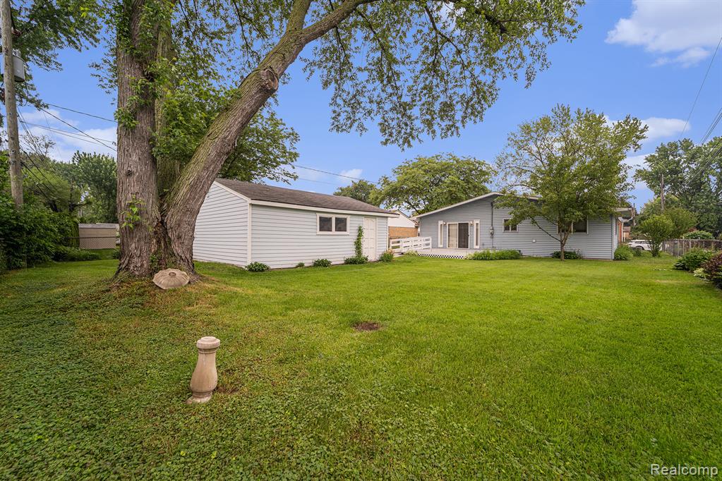 8231 Doncaster Drive, Sterling Heights, MI 48312 — Photo 35