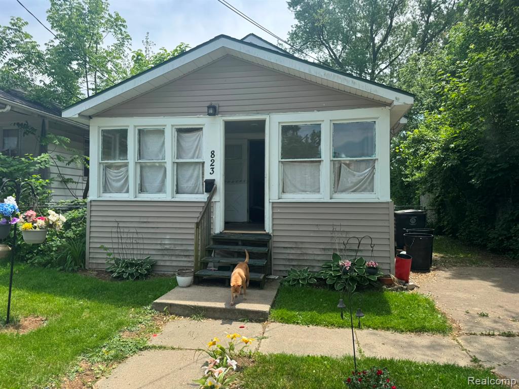 823 Remington Avenue, Flint, MI 48507 — front exterior