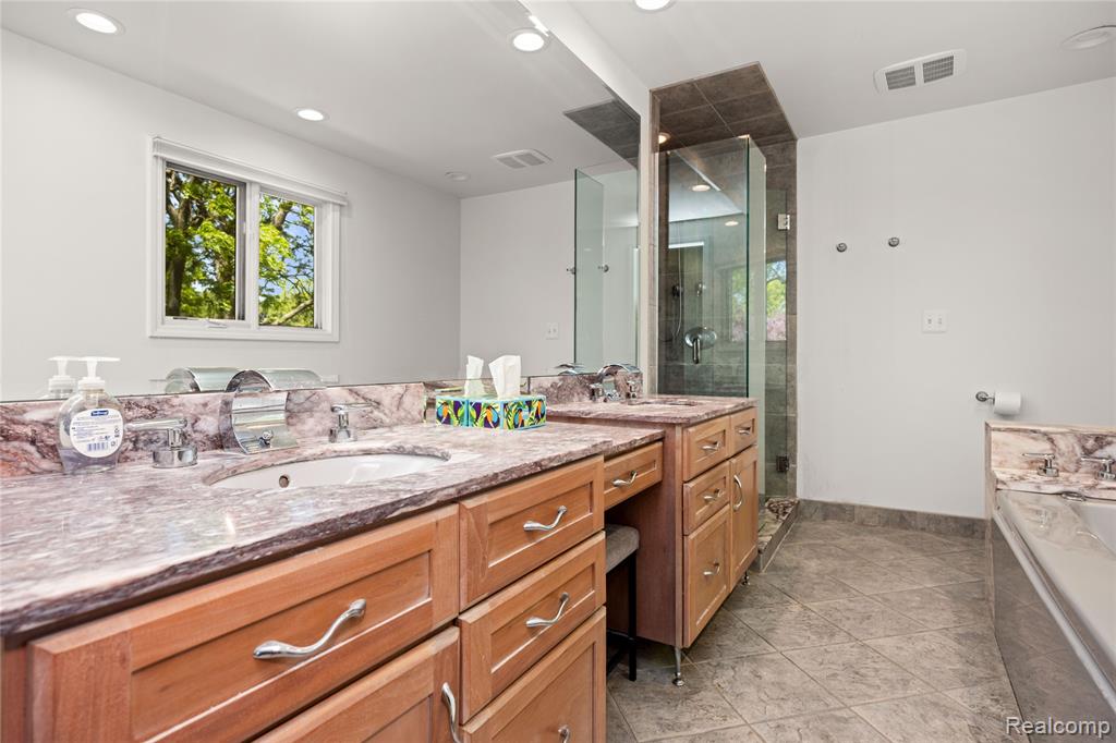 4700 S Valleyview Road, West Bloomfield, MI 48323 — Photo 22