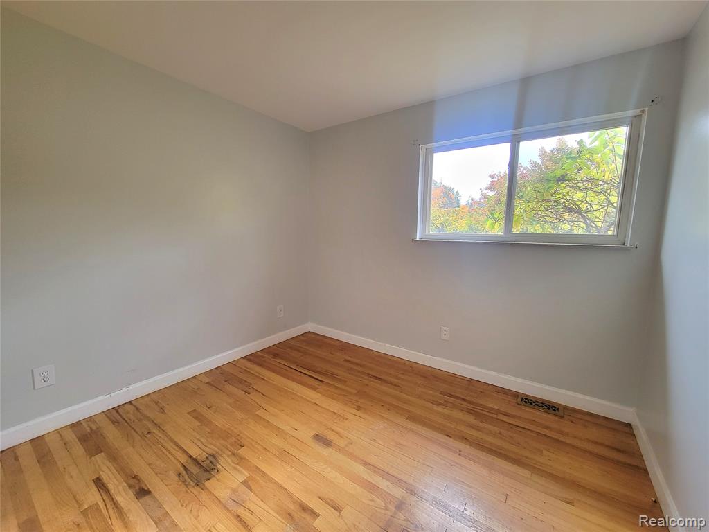 8527 State Park, Center Line, MI 48015 — Photo 10