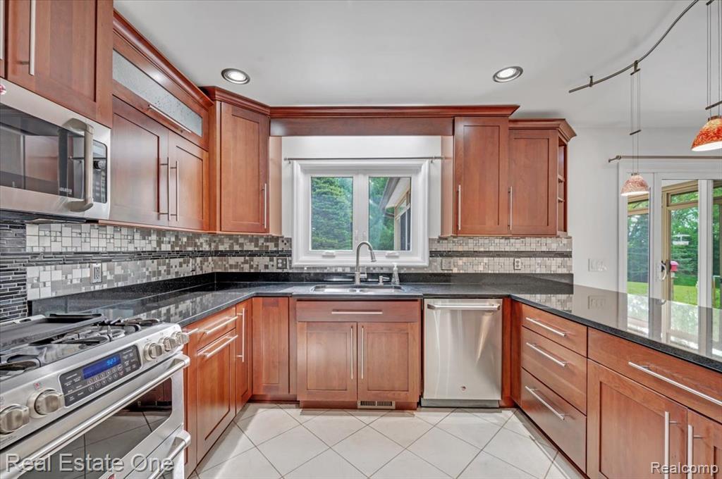 751 Bristol Lane, Clarkston, MI 48348 — Photo 9