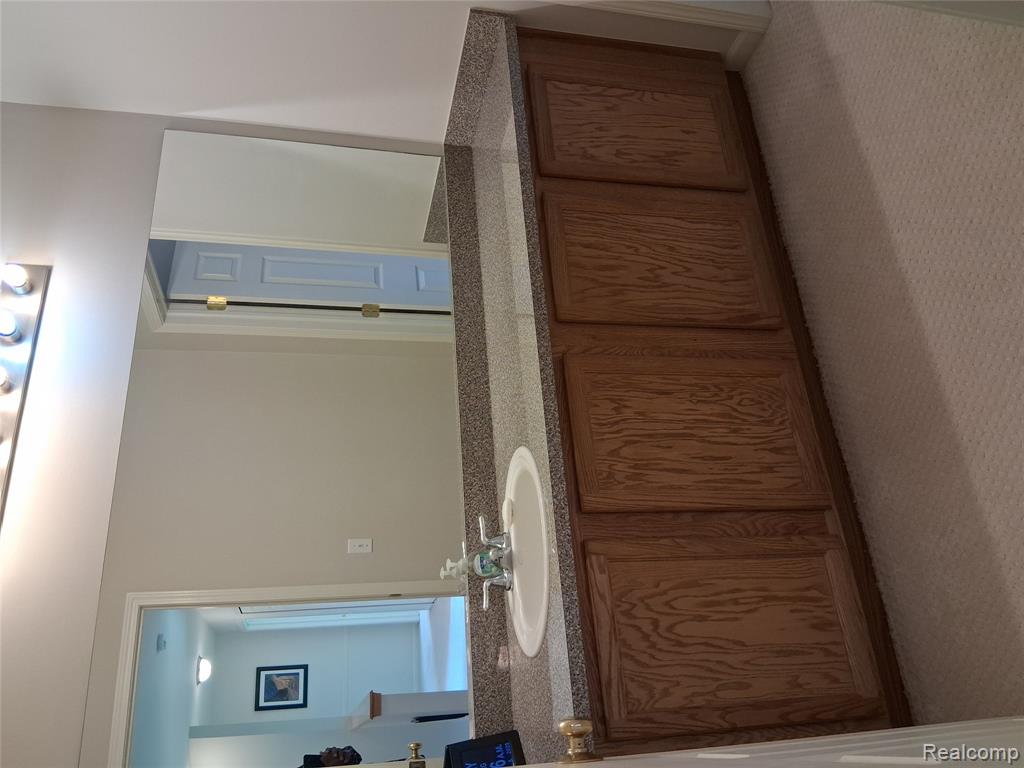 415 Lake Laura Drive, Pontiac, MI 48341 — Photo 8