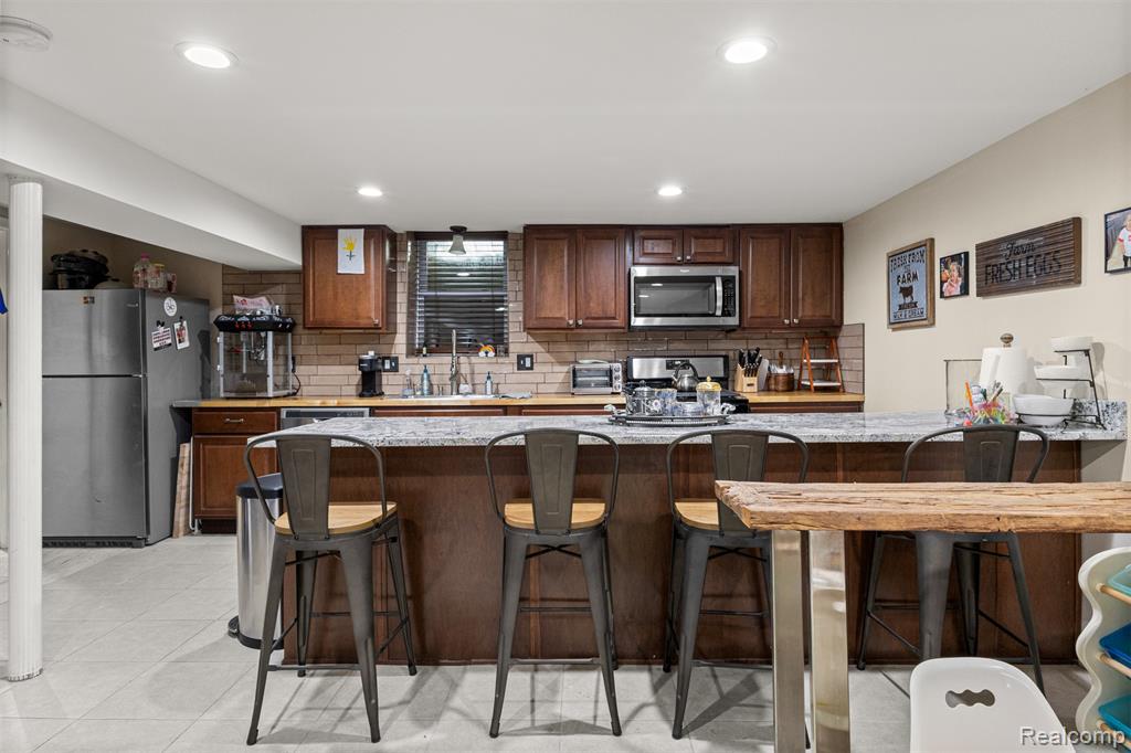 8570 Rockland Street, Dearborn Heights, MI 48127 — Photo 30