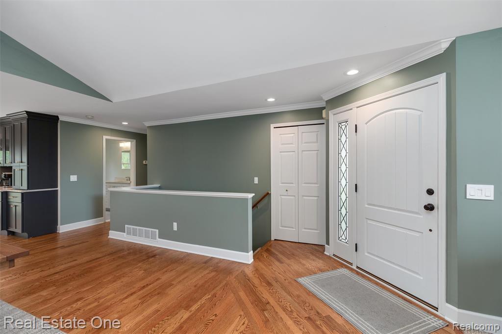 1045 Clara Street, Commerce Twp, MI 48390 — Photo 5